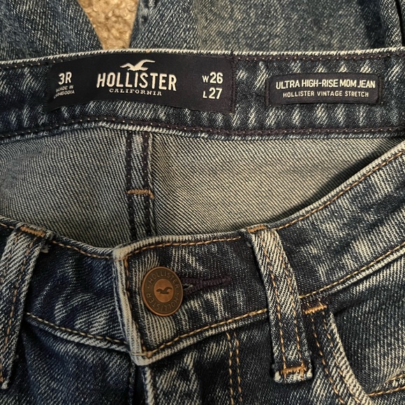 Hollister Ultra high rise mom jeans - Picture 3 of 3